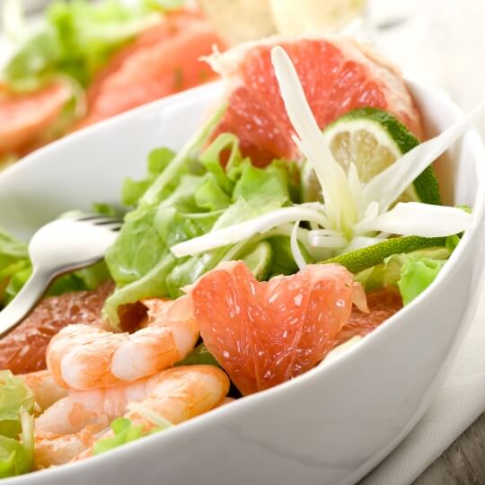 Shrimp salad with chives and grapefruit 